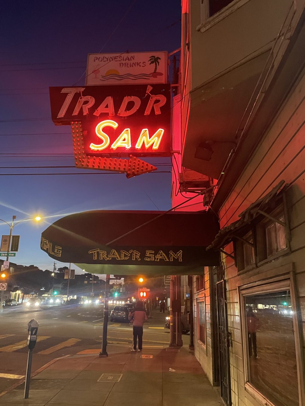 Trad'r Sam, exterior
