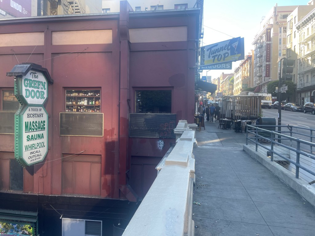 Tunnel Top, exterior