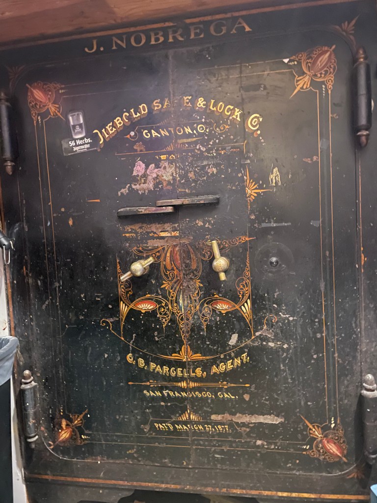 Flamingo Lounge, safe