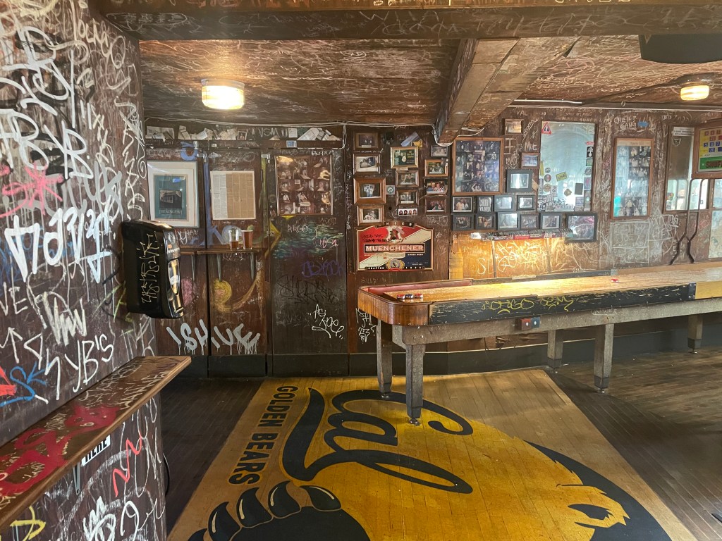 The Kingfish, interior