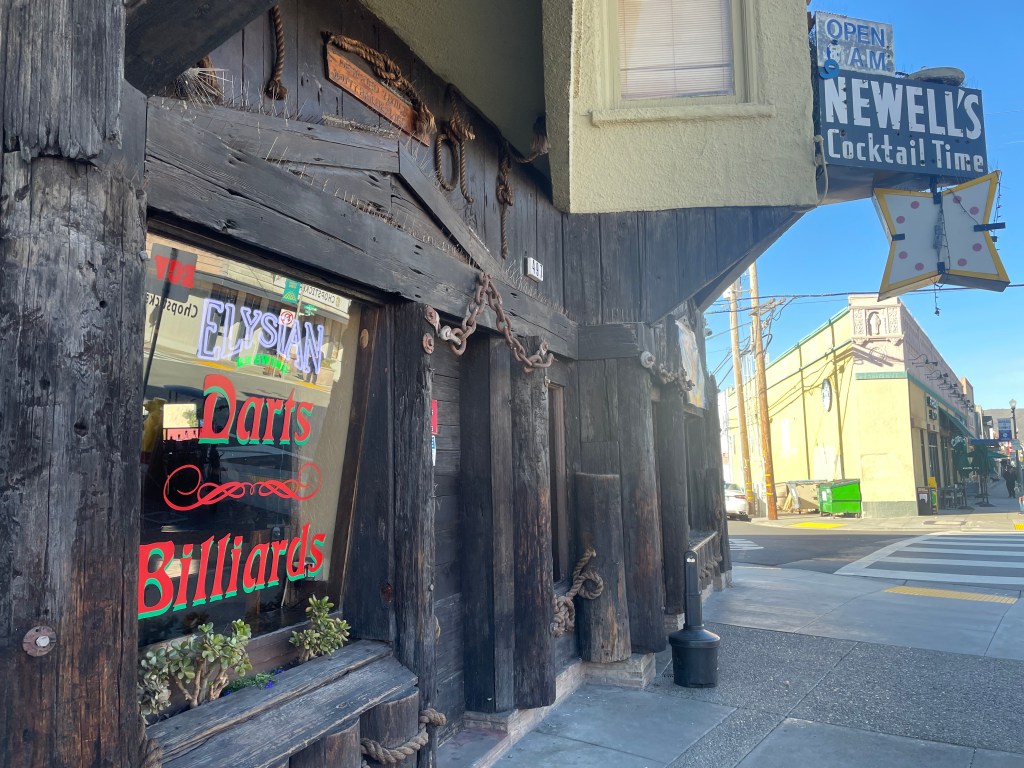 Newell's Cocktail Lounge, exterior