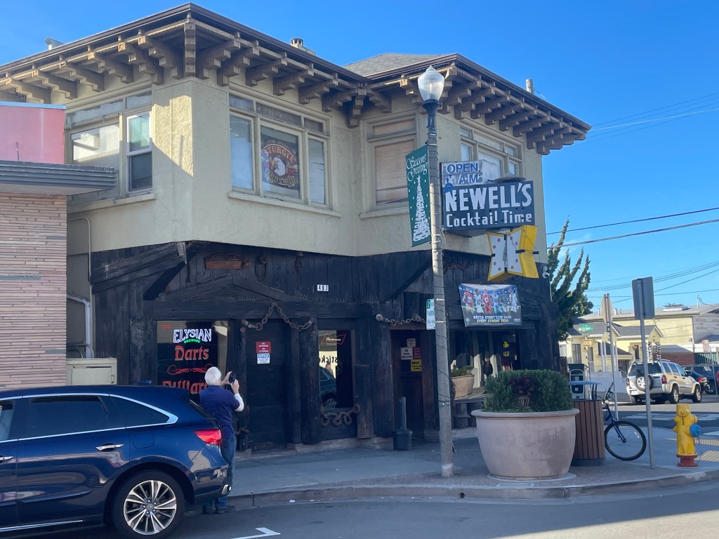 Newell's Cocktail Lounge, exterior