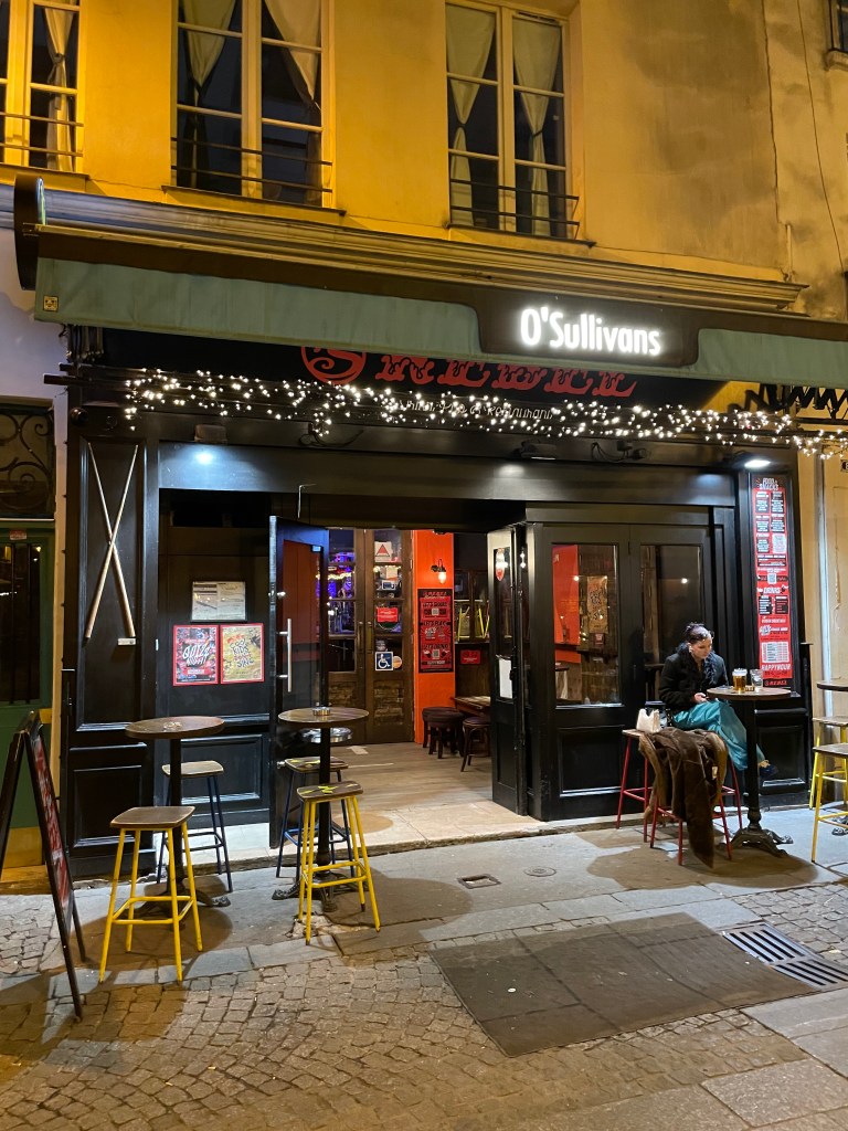 O'Sullivans, Paris, exterior