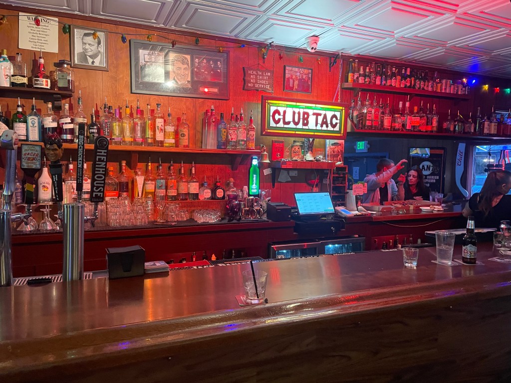 Club Tac, Crockett, bar