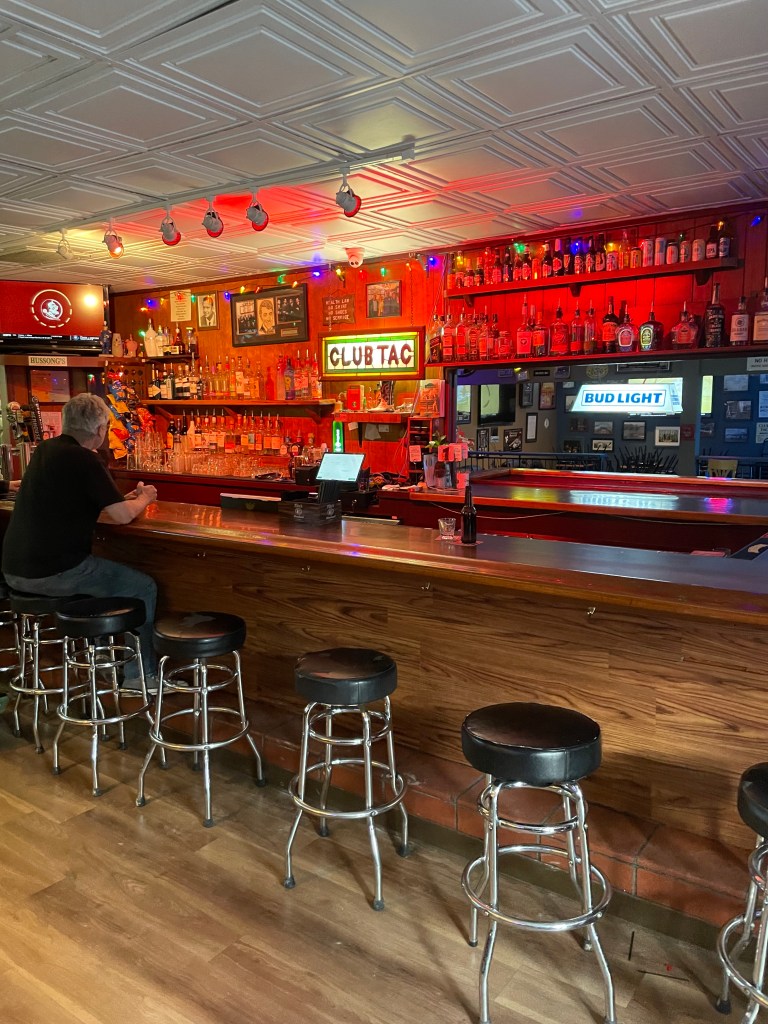 Club Tac, Crockett, bar