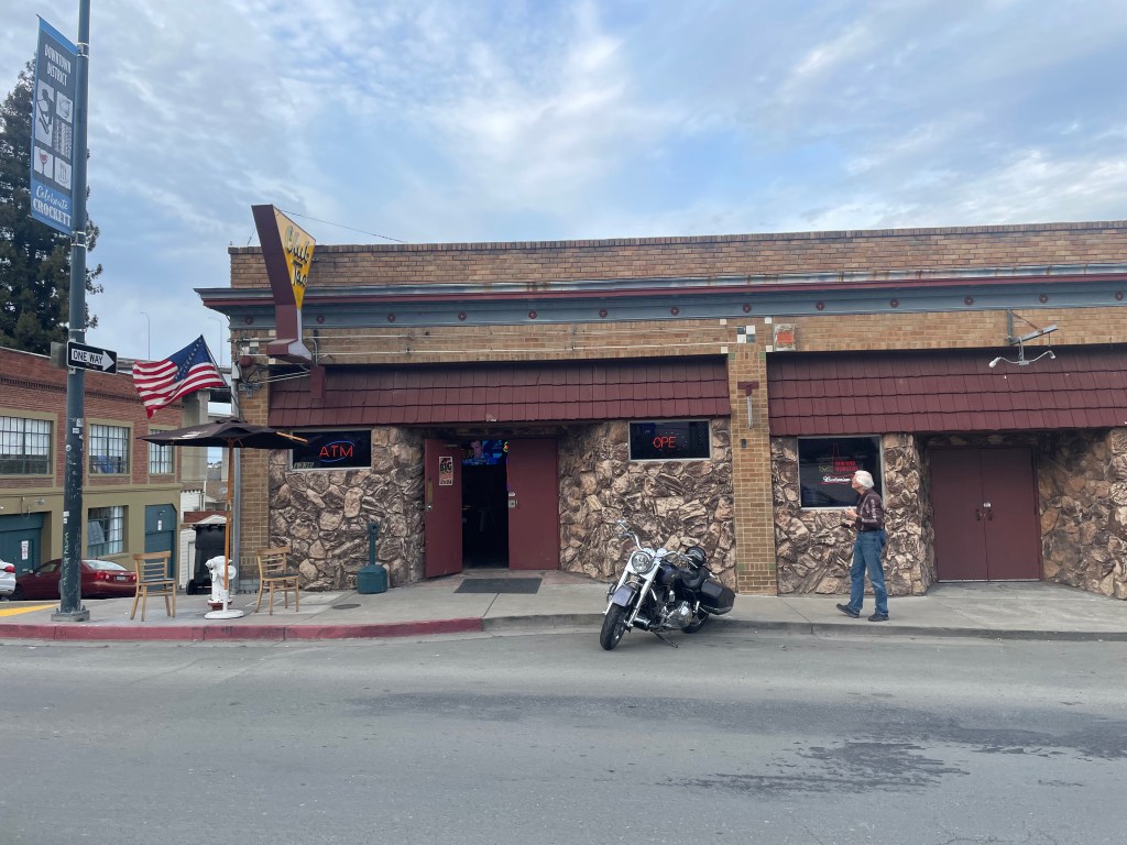 Club Tac, Crockett, exterior