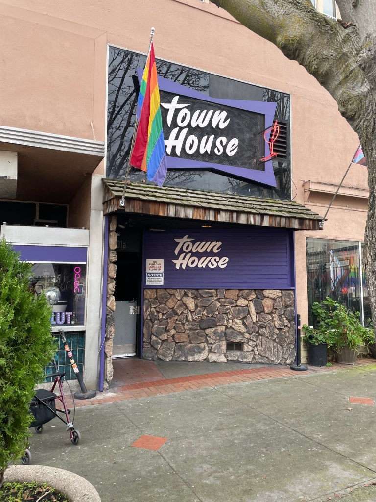 Town House Cocktail Lounge, Vallejo, exterior