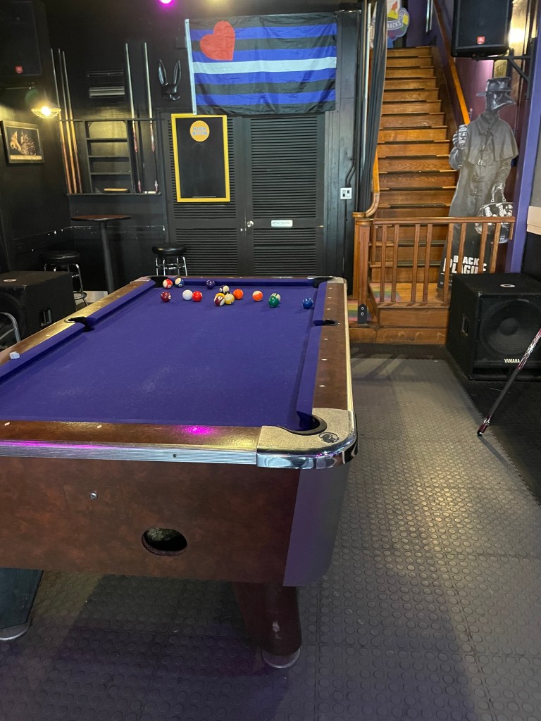 Town House Cocktail Lounge, Vallejo, pool table
