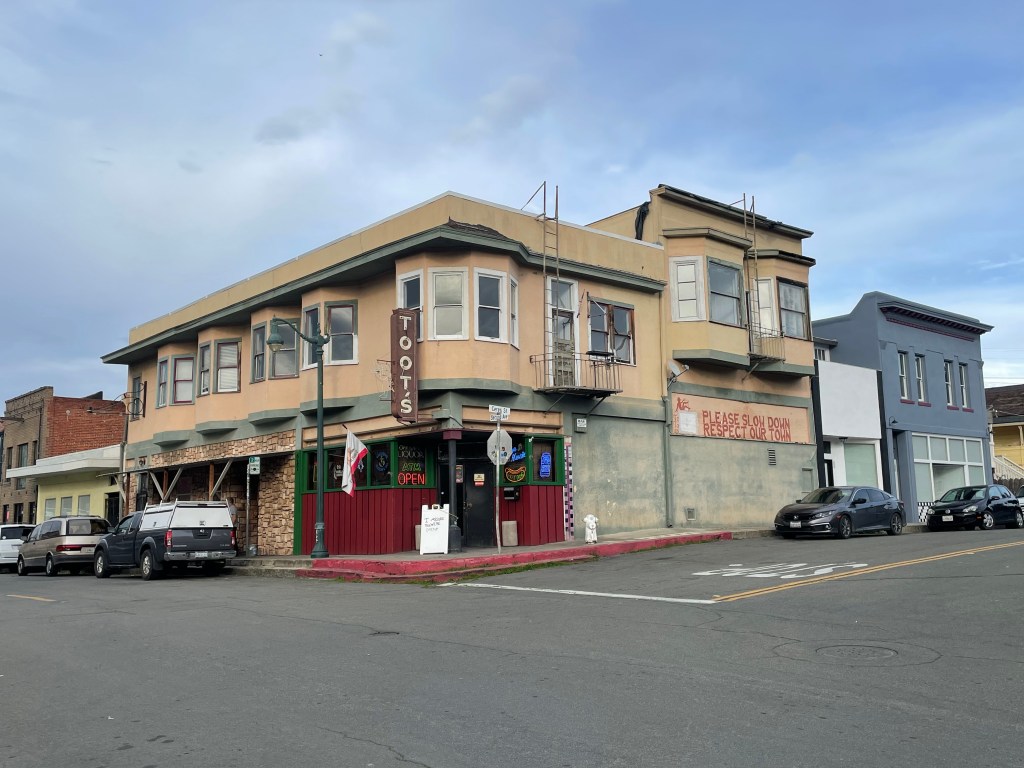 Toot's Tavern, Crockett, exterior