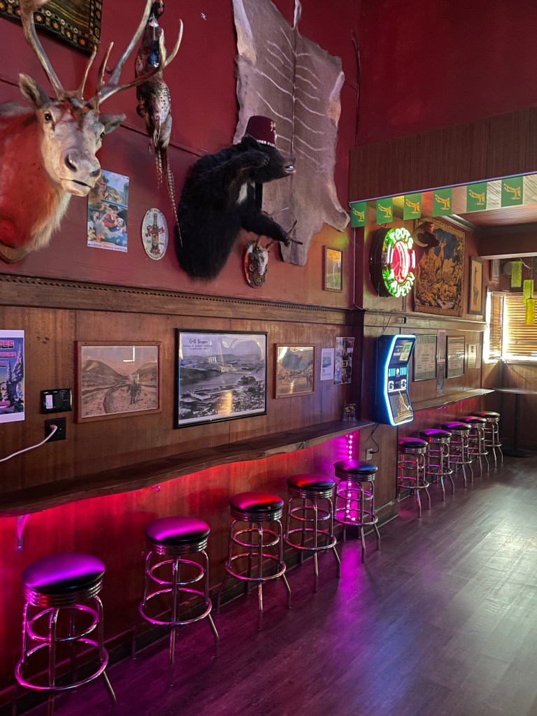 Toot's Tavern, Crockett, interior