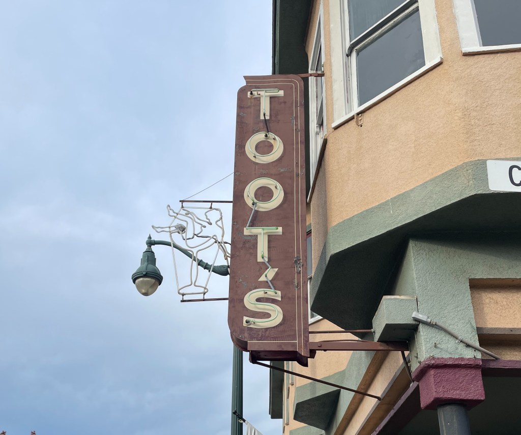 Toot’s Tavern, Crockett