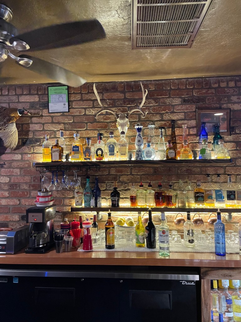 Lou's Place, Antioch, bar