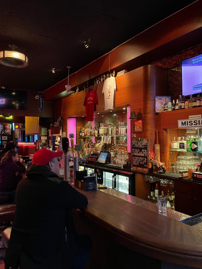photo of the bar of Pop's Bar, San Francisco