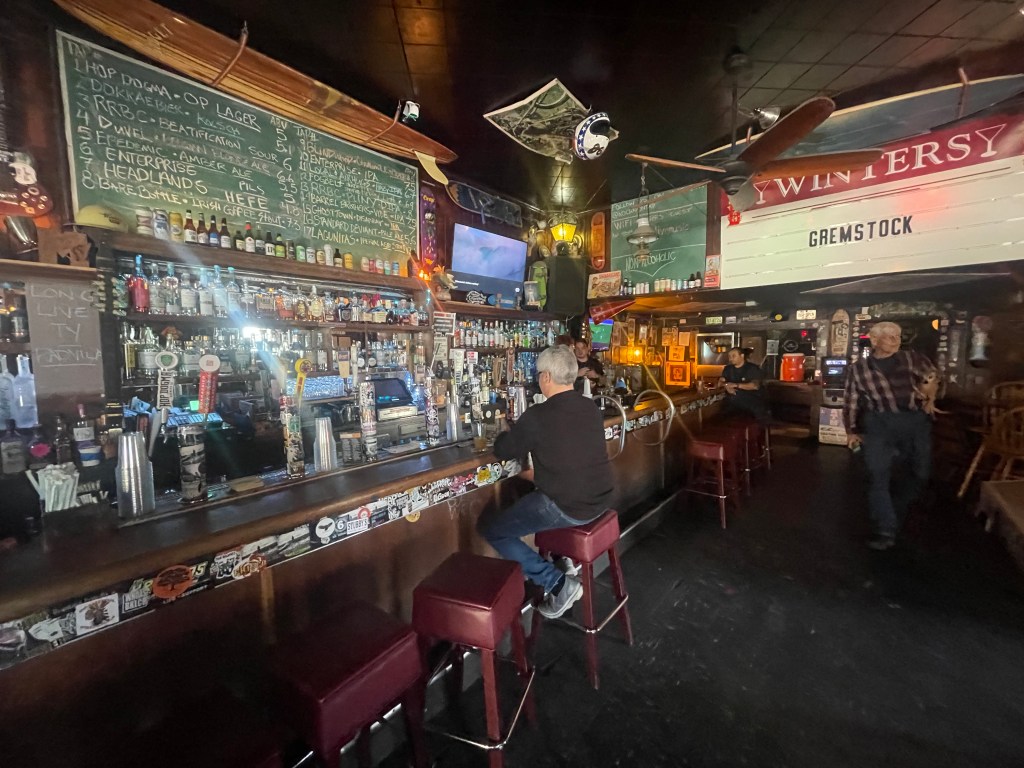 photo of the bar of Winter's Tavern, Pacifica