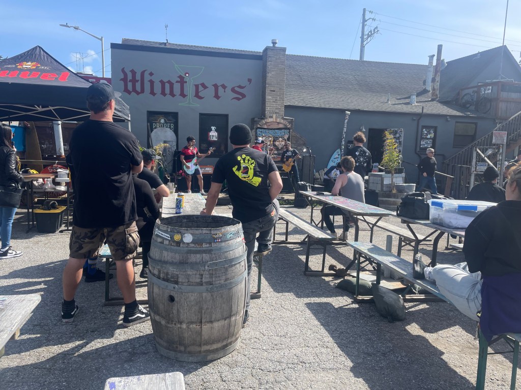 photo of a band playing outside Winter's Tavern, Pacifica