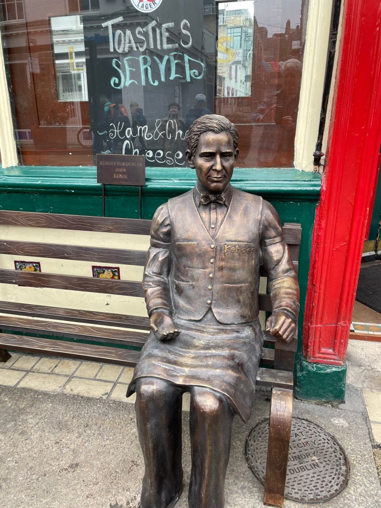 photo of the statue at Kehoes Pub, Dublin, Ireland