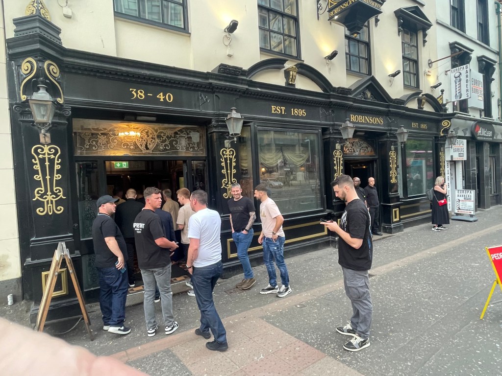 photo of exterior of Robinsons Bar, Belfast, Ireland