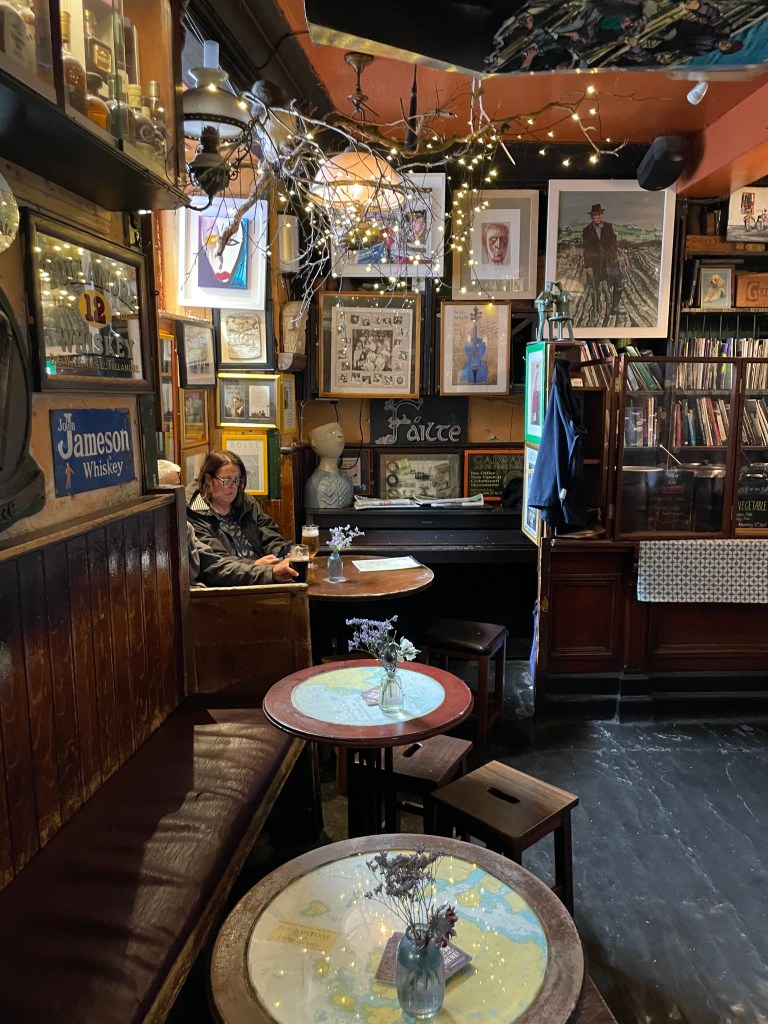 photo of interior of Tigh Neachtain pub, Galway, Ireland