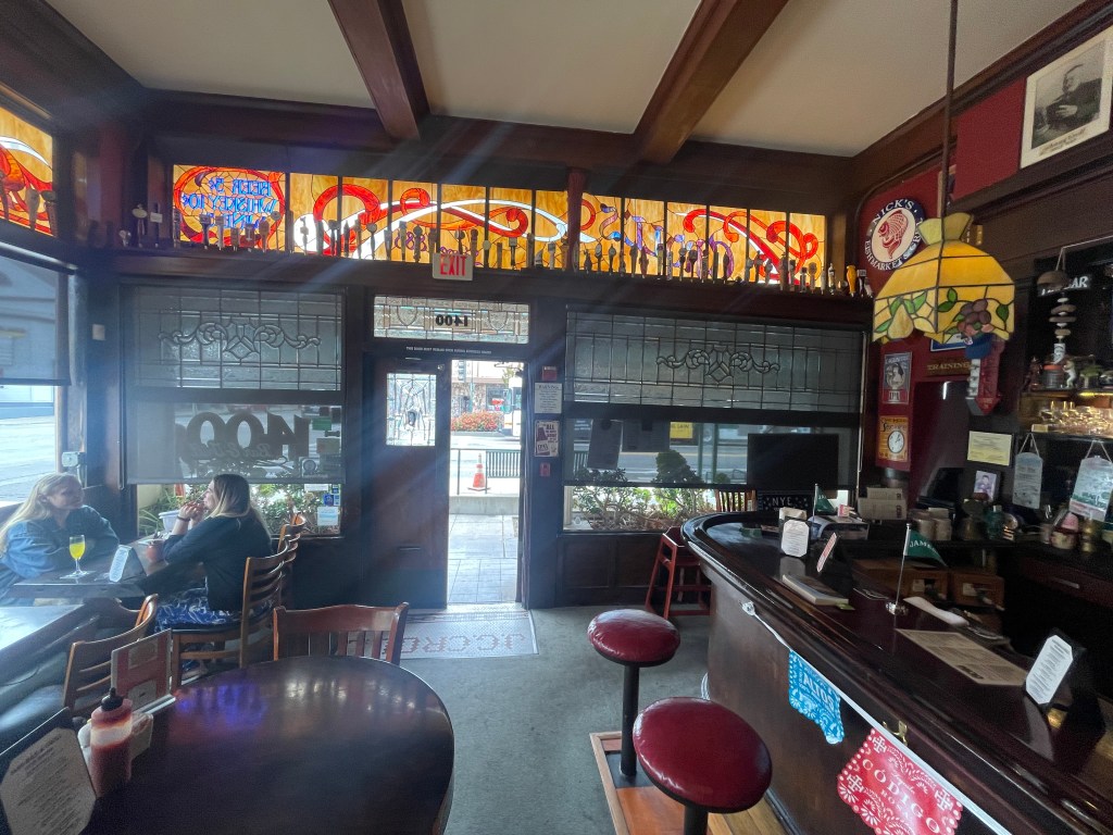 photo of the interior of 1400 Bar & Grill, Alameda, California