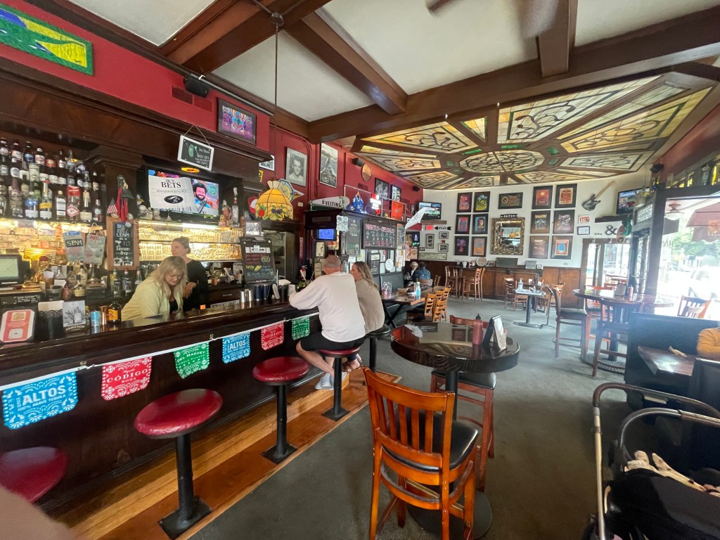 photo of the interior of 1400 Bar & Grill, Alameda, California