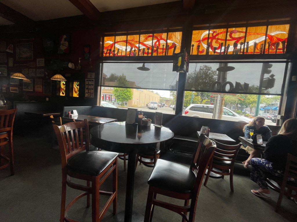 photo of the interior of 1400 Bar & Grill, Alameda, California