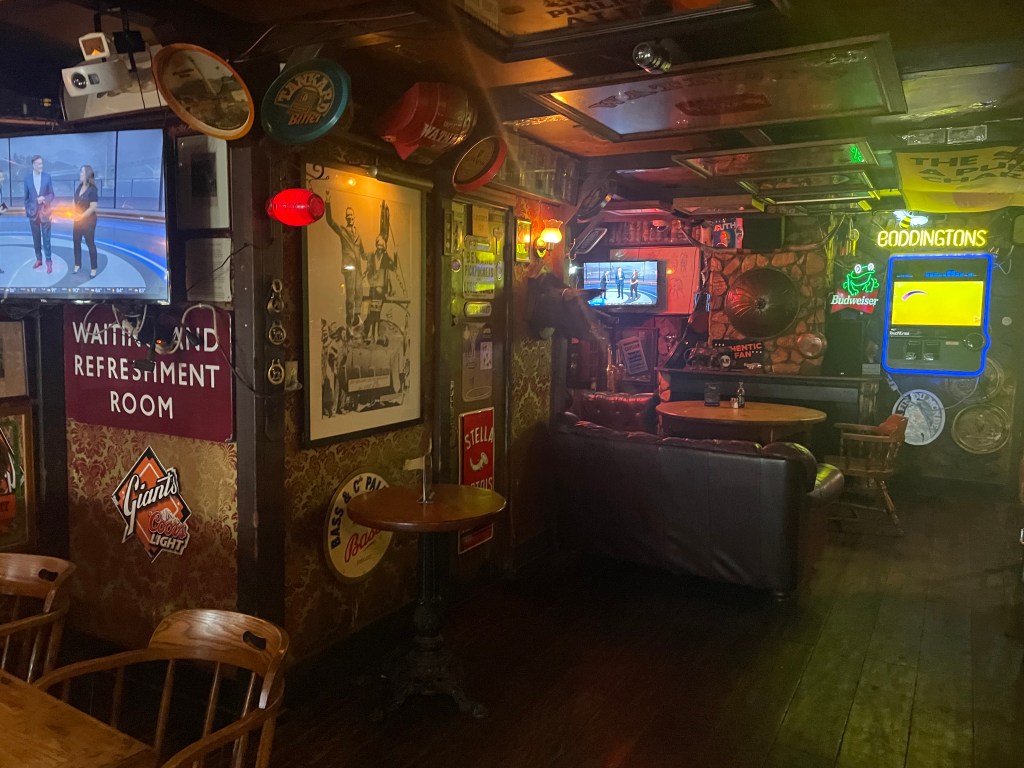 photo of interior of The Swingin' Door, San Mateo, CA