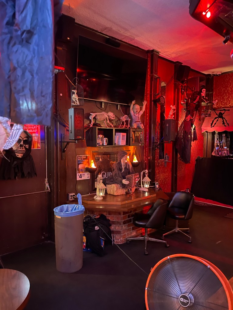 photo of interior of Mel-O-Dee Cocktails, El Cerrito, CA