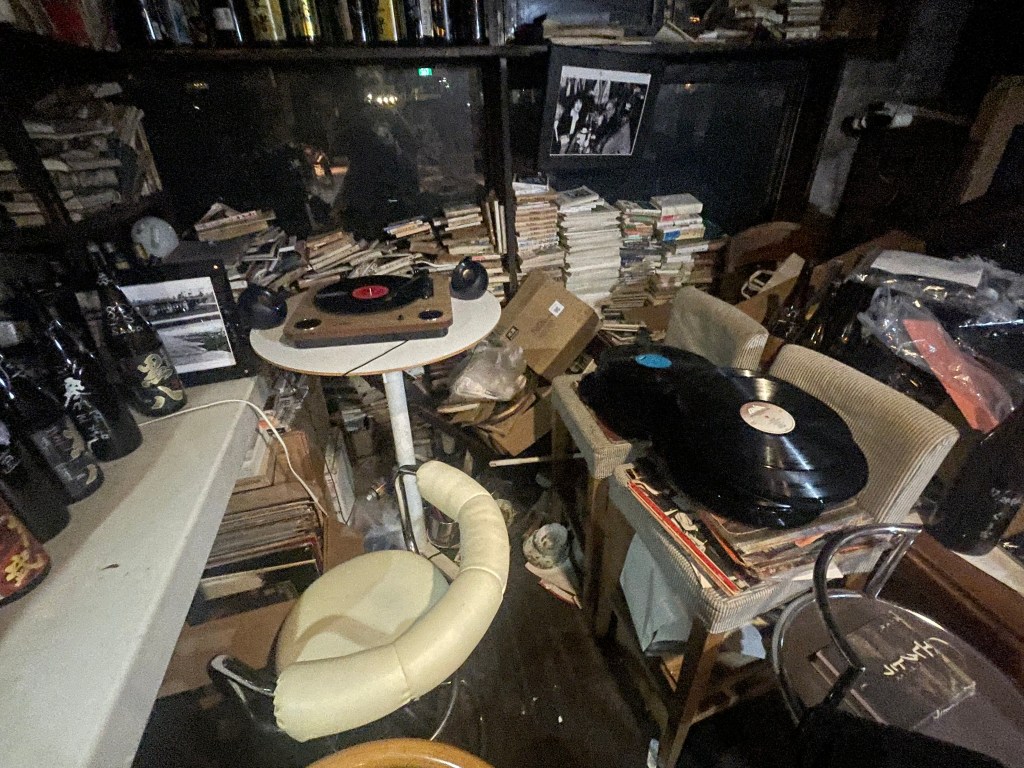 photo of interior detail of Hachimonjiya, Kyoto, Japan