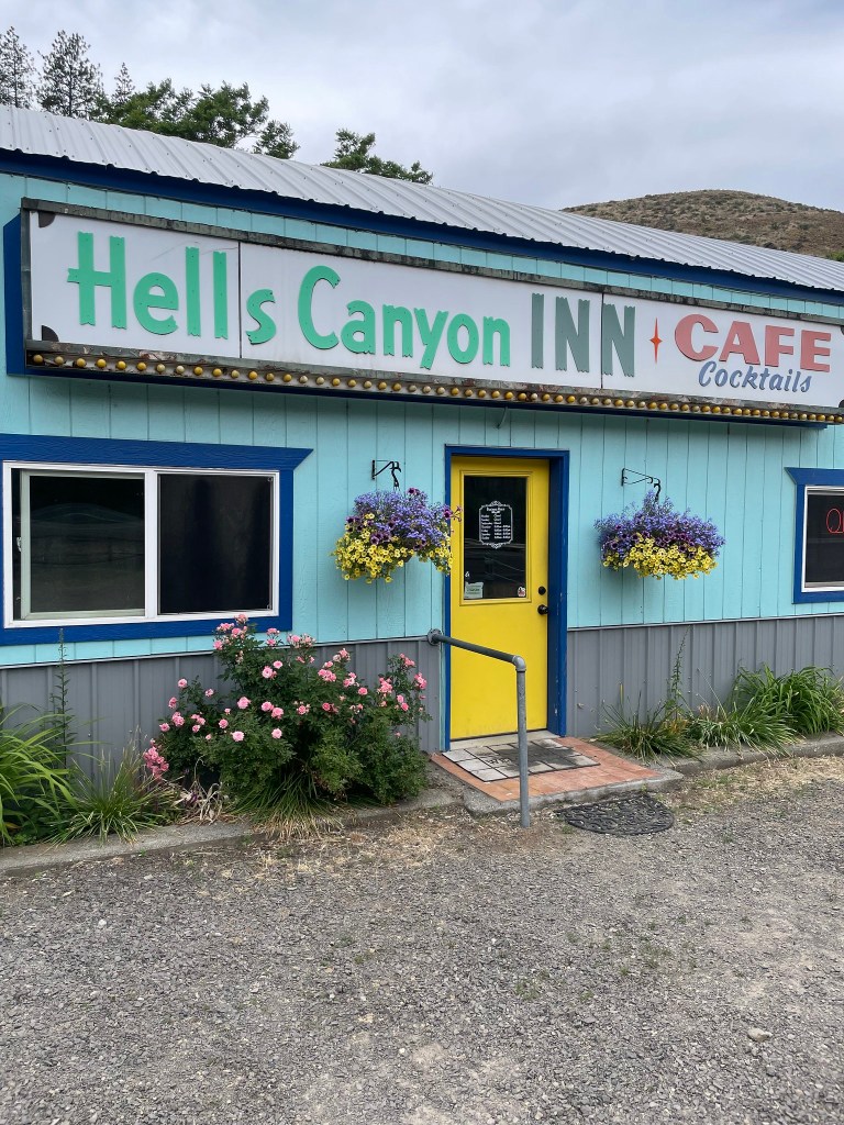photo of exterior of Hell's Canyon Inn, Halfway, OR
