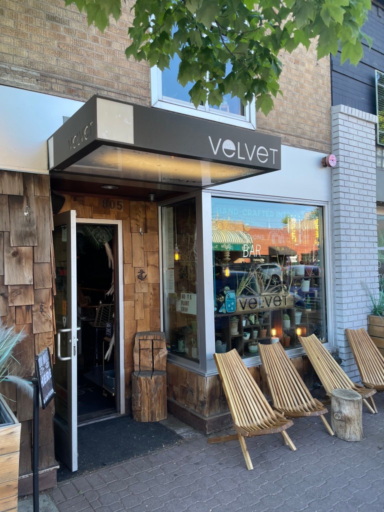 photo of exterior of Velvet Lounge, Bend, OR