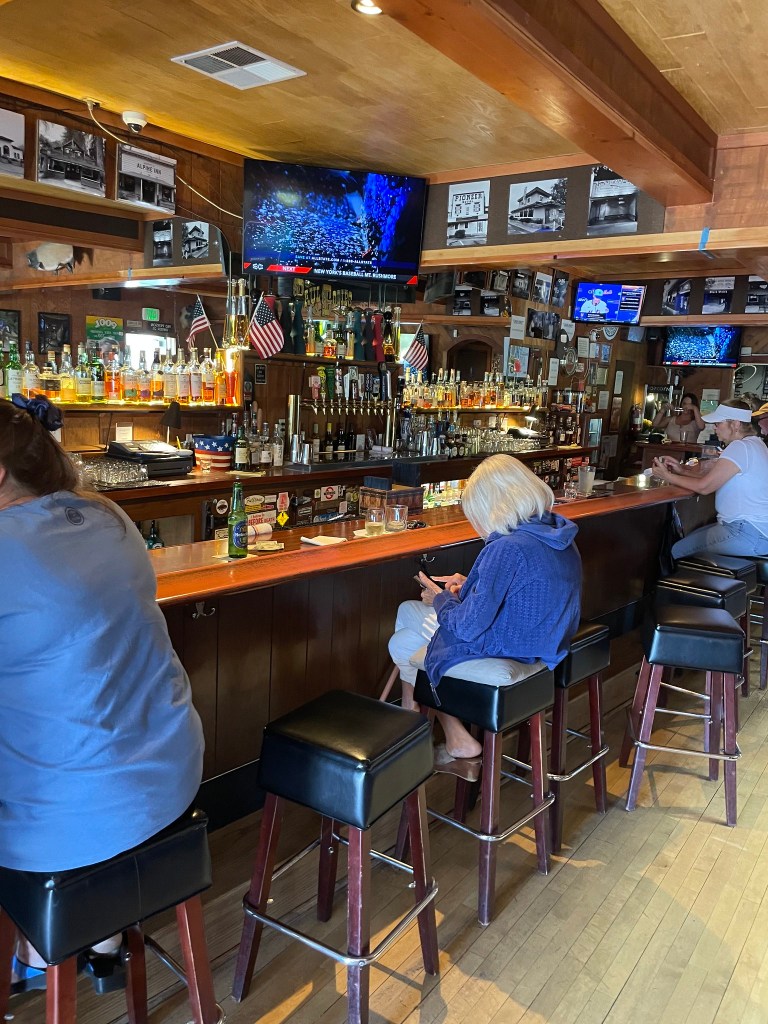 photo of interior of Paul & Eddie's Monta Vista Inn, Cupertino, CA