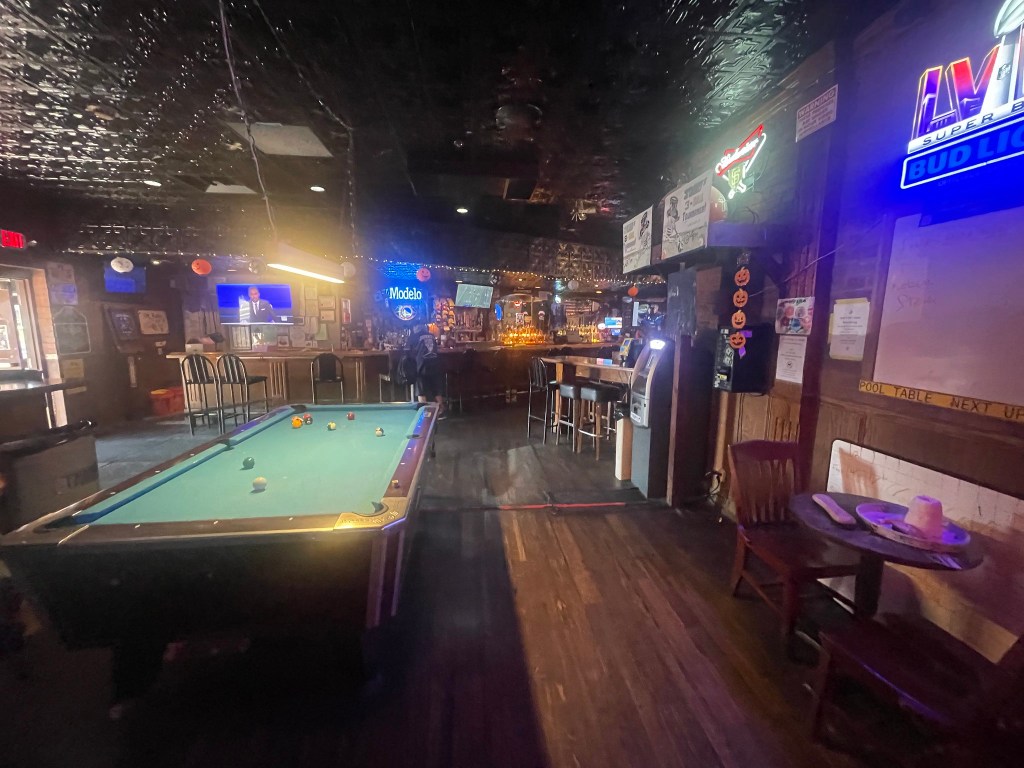 photo of interior of Johnny's Pub, Newark, CA