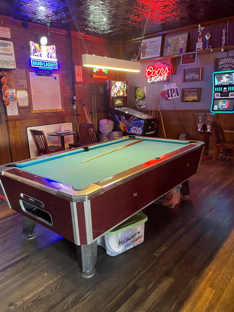 photo of interior of Johnny's Pub, Newark, CA