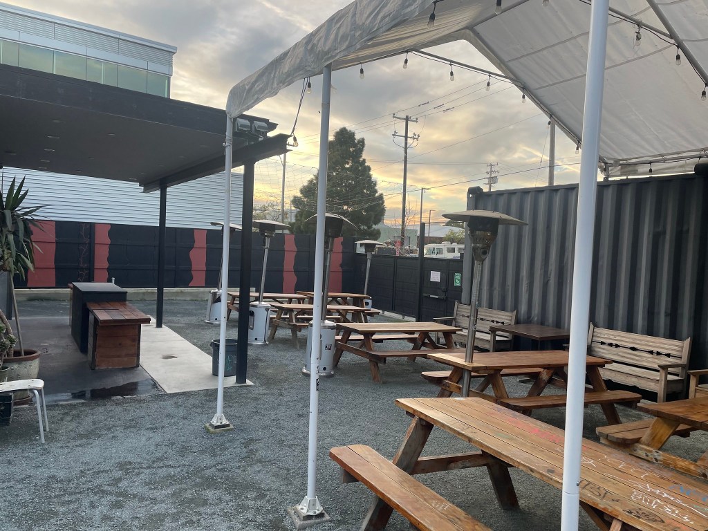 photo of patio of Missouri Lounge, Berkeley, CA
