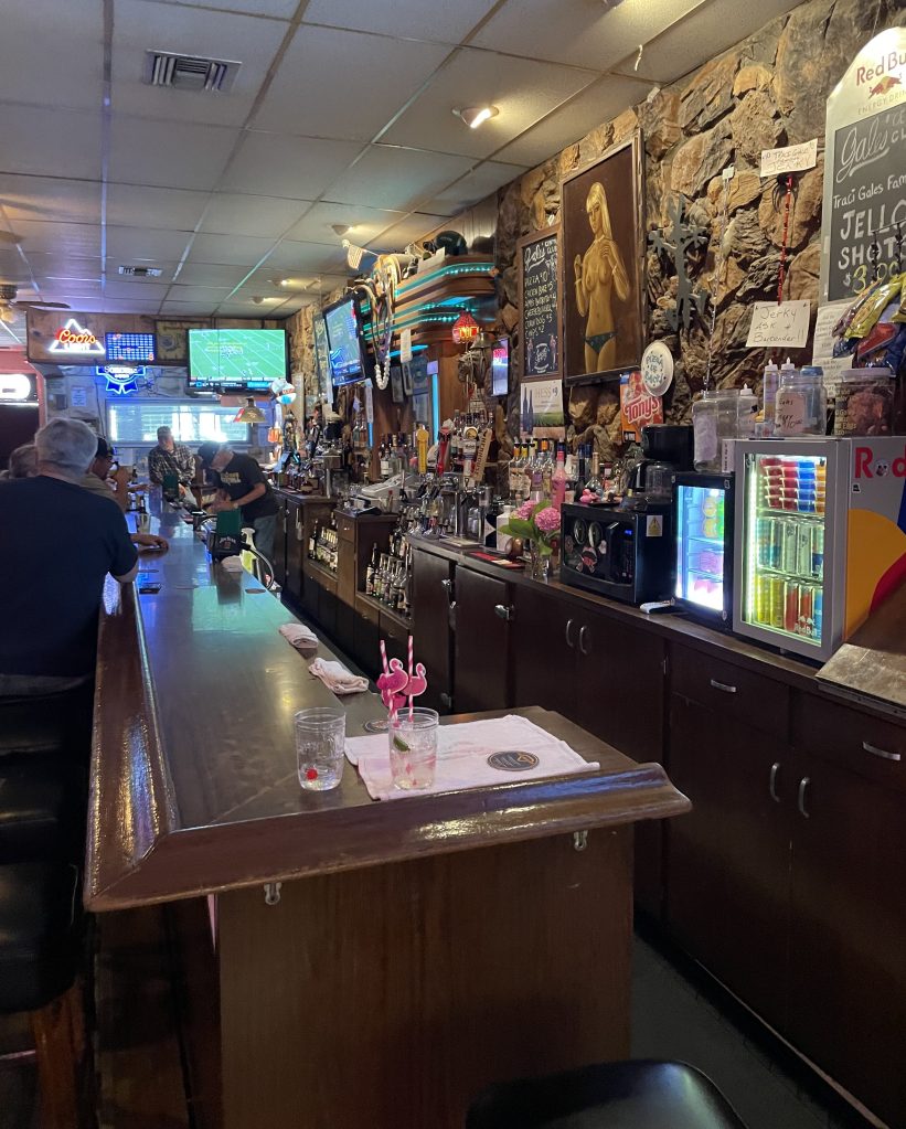 photo of bar of Gale's Central Club, Petaluma, CA