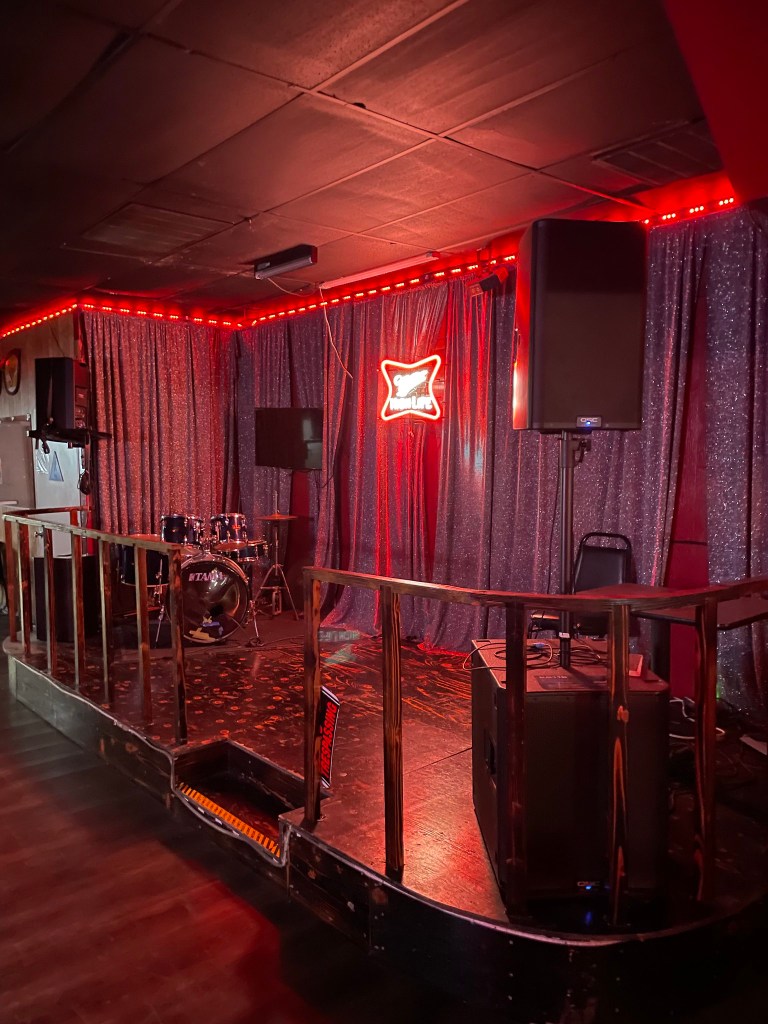 photo of stage of Jessie's Bar, Los Banos, CA