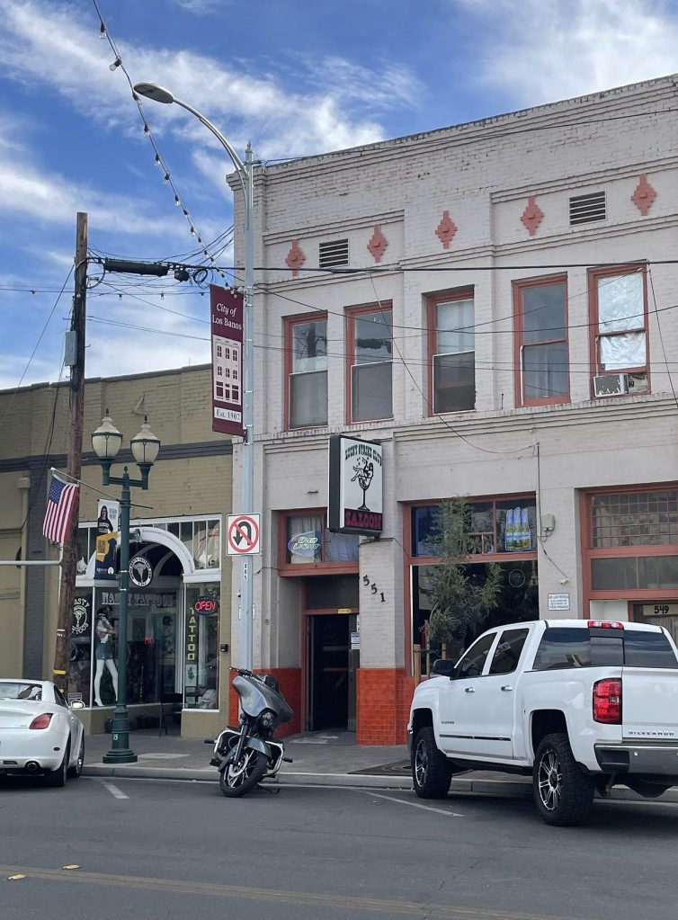 photo of the exterior of the Lucky Strike Club, Los Banos, CA